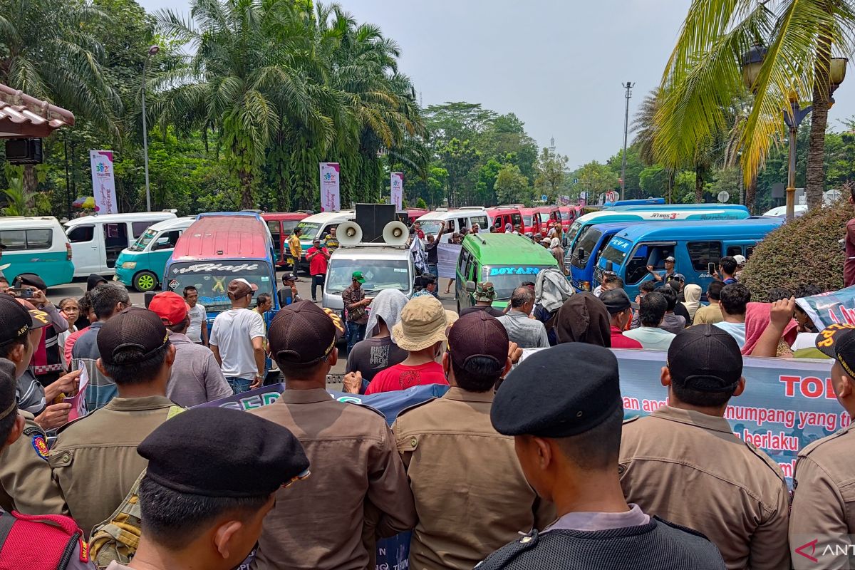 Sopir Angkot di Bandung Viral karena Aksi Parkour di Terminal – 10 Agustus 2025