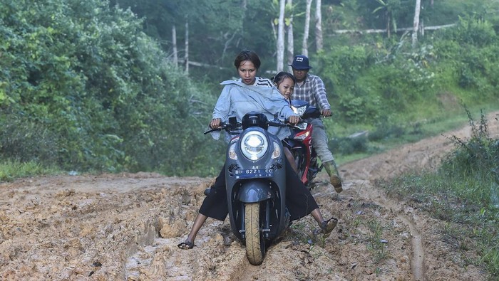 Warga di Jambi Keluhkan Jalan Berlumpur yang Sulit Dilalui Saat Musim Hujan